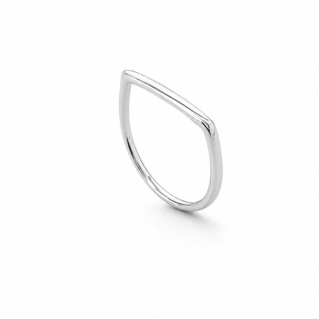 Anel feminino em prata 925 com design geométrico em V