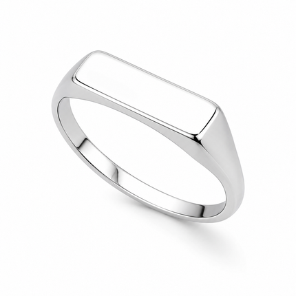 Detalhe do anel feminino minimalista em prata 925 com acabamento polido